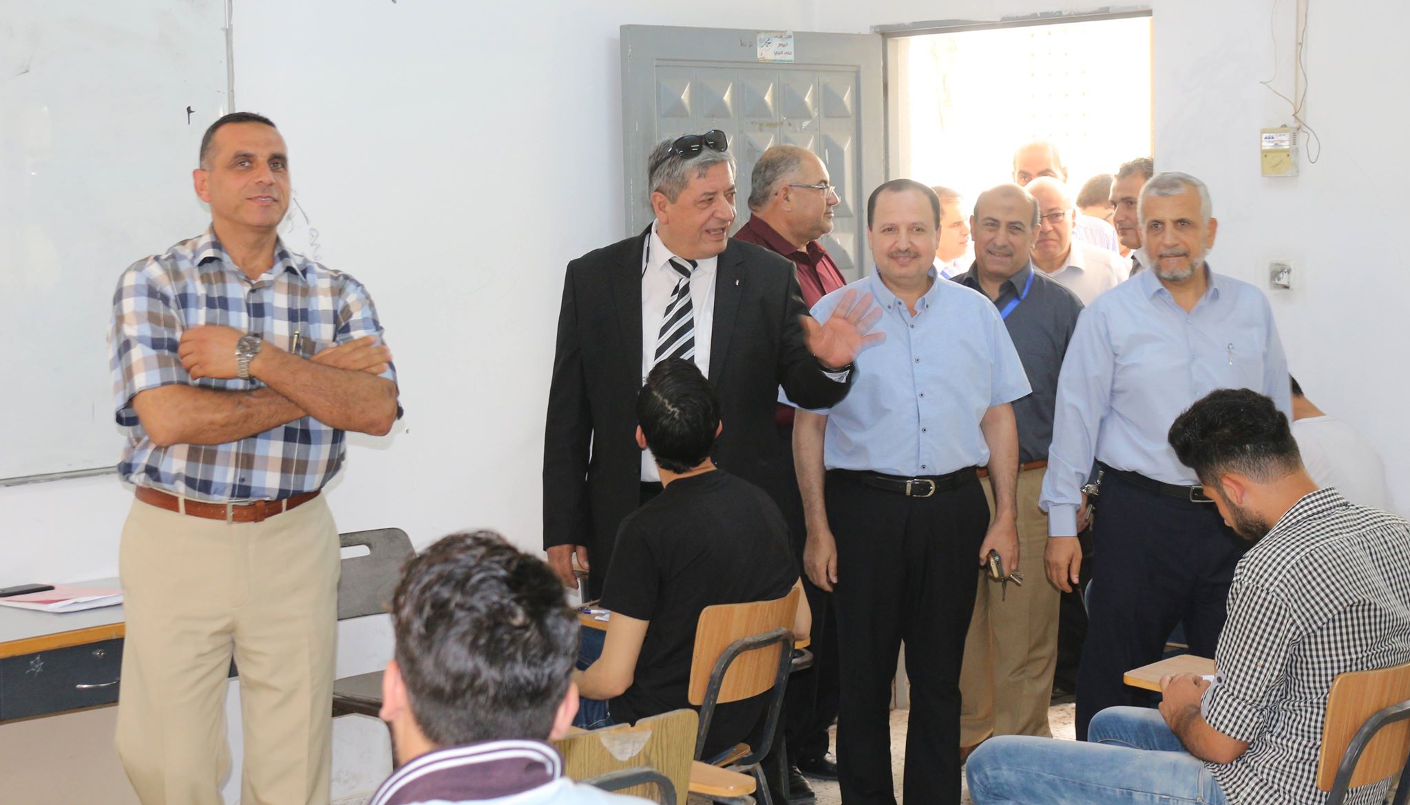 خلال جولة تفقدية للامتحانات النهائية معالي د. الشرافي الجامعة حريصة على توفير البيئة الأكاديمية النموذجية ومراعاة ظروف الطلبة