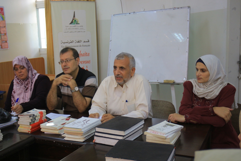 عمادة المكتبات بالجامعة تمنح قسم اللغة الفرنسية مجموعة من الكتب القيمة