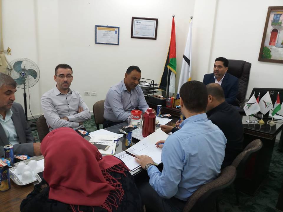 عميد التخطيط والتطوير وضمان الجودة يعقد اجتماعاً بمحلس العمادة