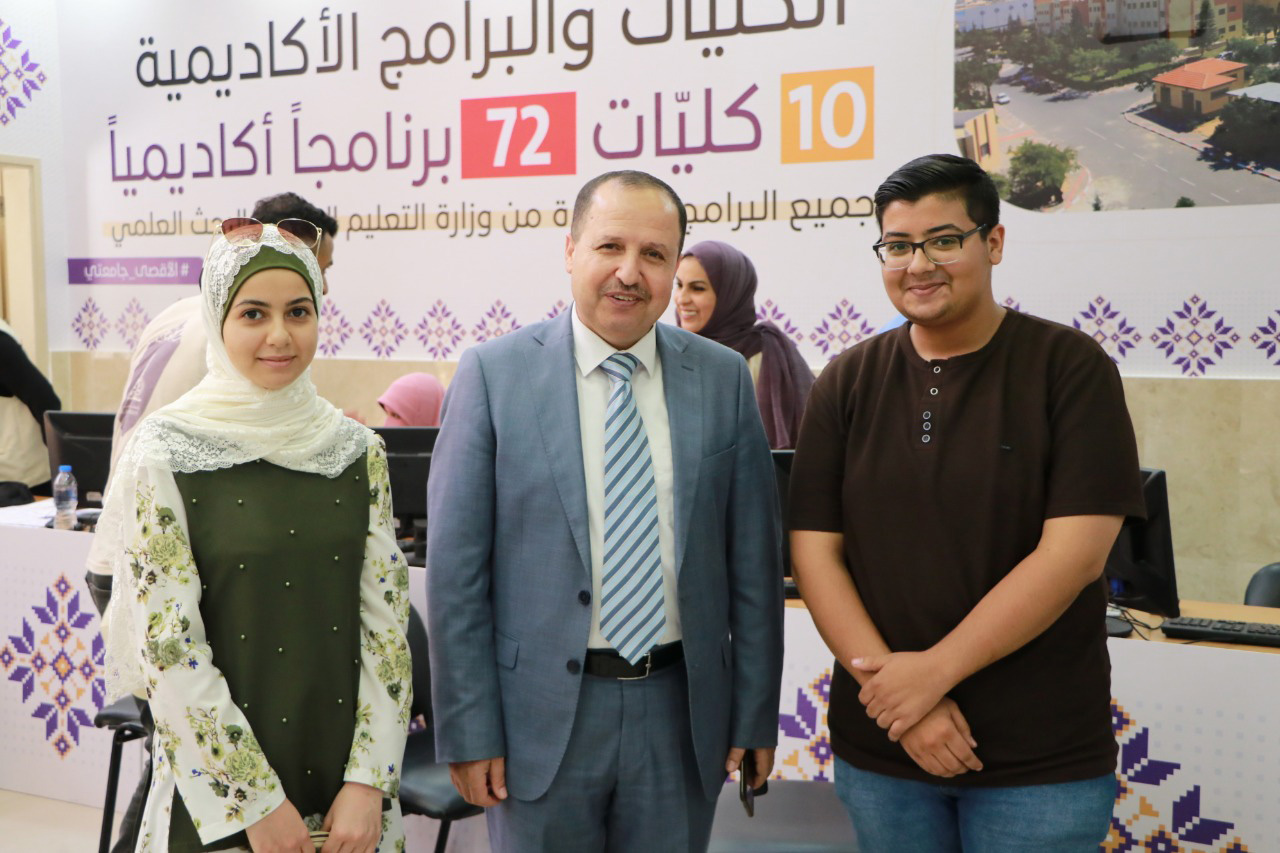 القائم بأعمال رئيس الجامعة أ.د.أيمن محمود صُبح يُنفذ جولة للجان استقبال الطلبة الجدد للعام الدراسي 2022/2023م