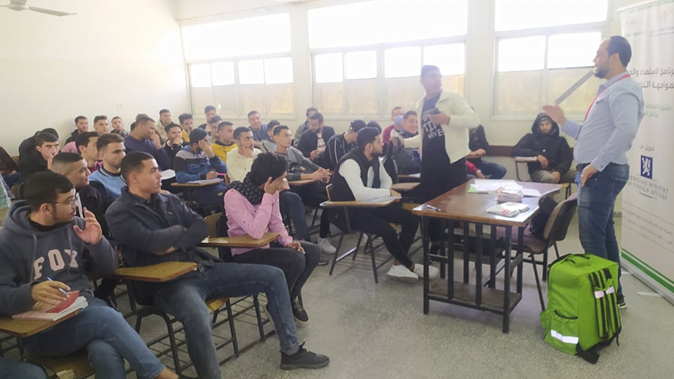 عمادة خدمة المجتمع والتعليم المستمر وبالتعاون مع مؤسسة إنقاذ الطفل – فلسطين تنفذان جلسات توعية ضمن برنامج الإستعداد والحماية لطلبة جامعة الأقصى.