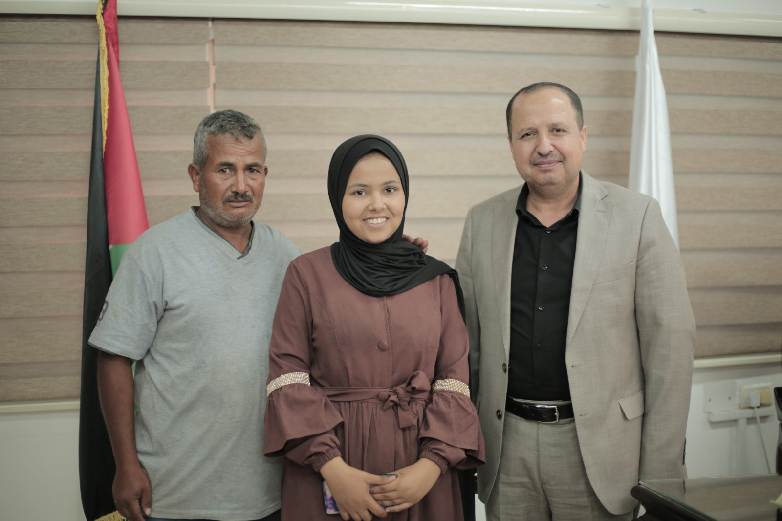 جامعة الأقصى تقدم منحة دراسية كاملة للطالبة المتفوقة/ سمر خالد أبو خماش لدراسة اللغة الإنجليزية