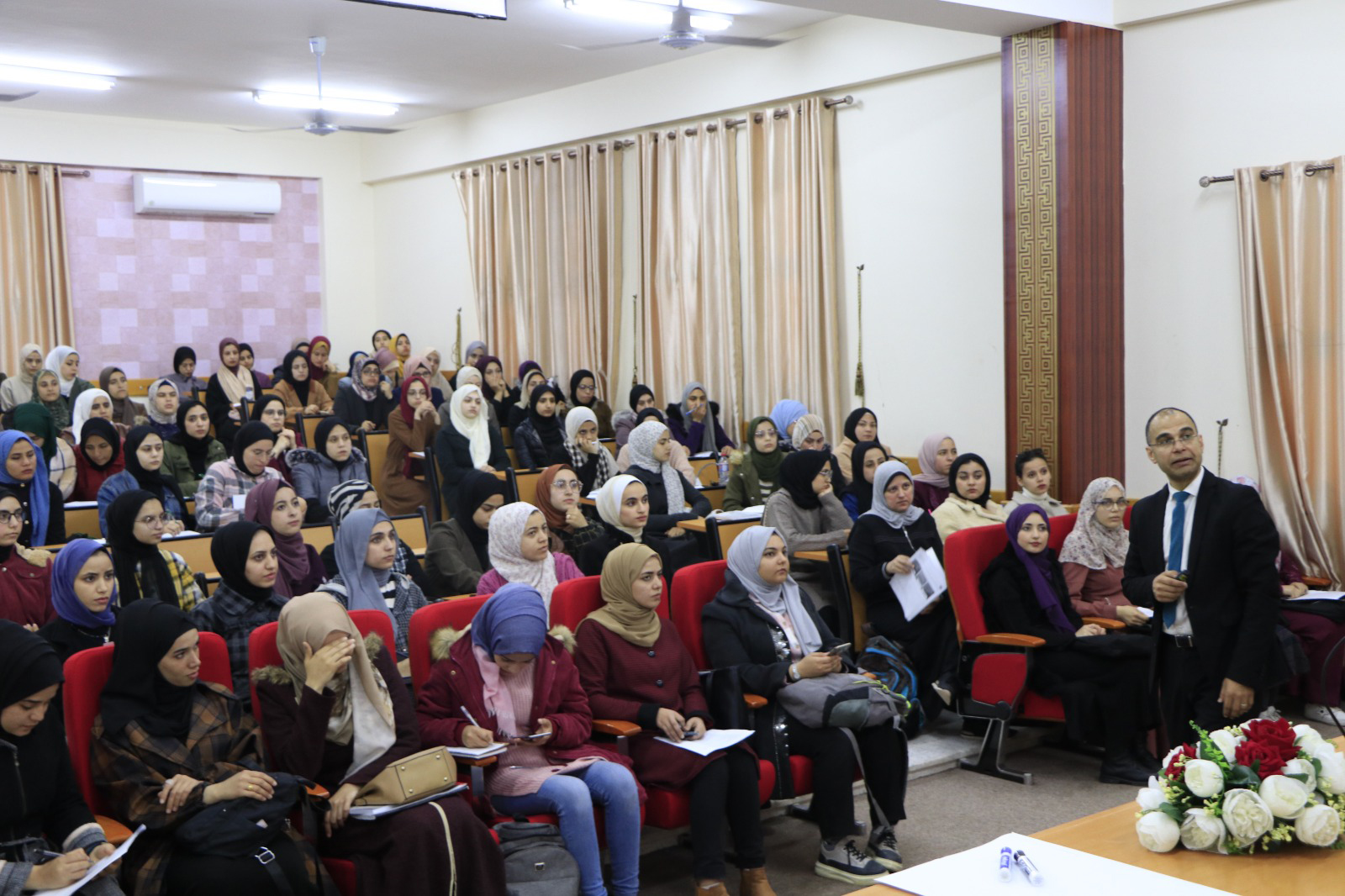 قسم اللغة الإنجليزية بجامعة الأقصى ينظم محاضرة علمية حول الكتابة الأكاديمية باللغة الإنجليزية والسرقات العلمية