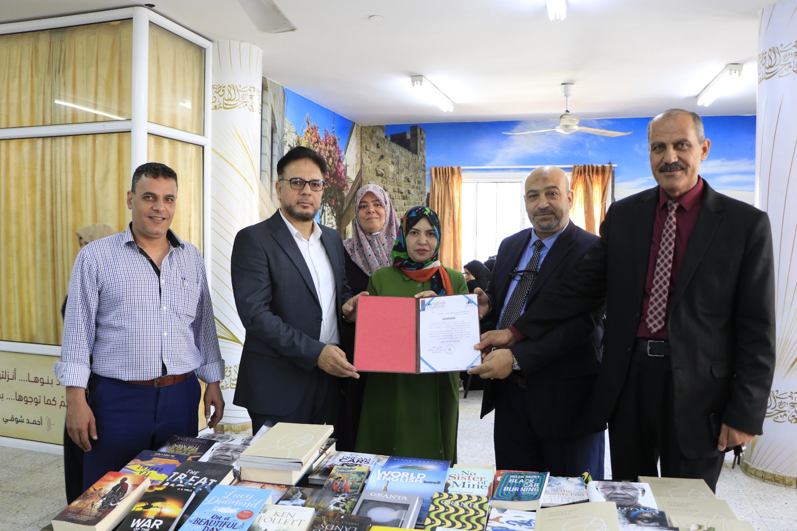 مؤسسة تامر للتعليم المجتمعي تزود مكتبة جامعة الأقصى بمجموعة من الكتب